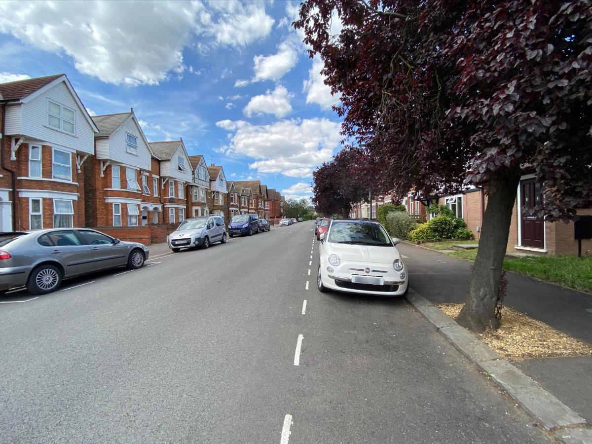 2 Bedroom Private House Near Bedford Town And Train Station Extérieur photo